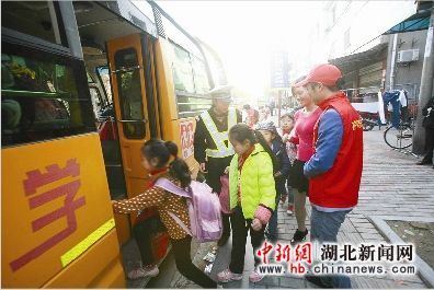 宜都警校家長聯(lián)手筑起立體護學(xué)網(wǎng)