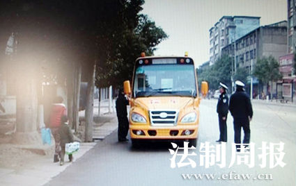 臨湘交警開展校車整治行動