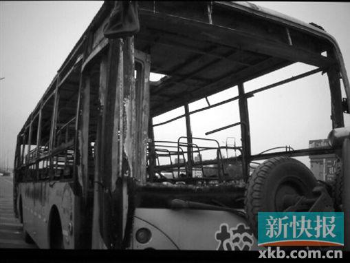 廣州：載31人校車高速公路燒通頂(圖)