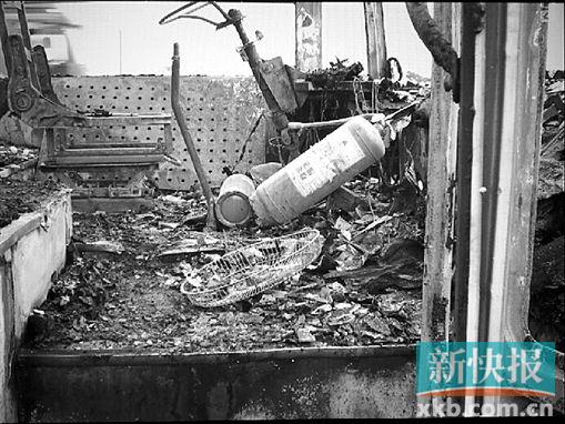 廣州：載31人校車高速公路燒通頂(圖)