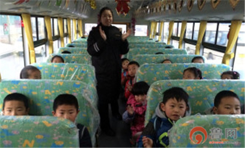 膠州：交運溫馨校車變身為圣誕老人“雪橇車”
