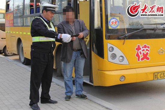 開發(fā)區(qū)警校聯(lián)手突擊檢查校車 兩駕駛員持假證被查