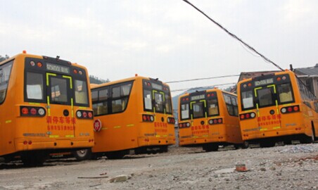 3個(gè)月過(guò)去了 50輛溫嶺校車仍然還在稽東鎮(zhèn)停著