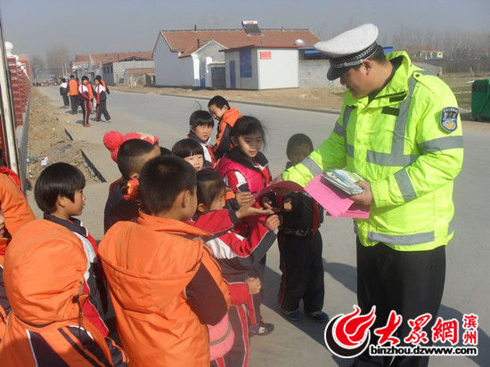 博興交警開展12.25校車集中整治行動(dòng)