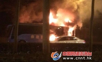 山東濟南一輛校車發生起火自燃 火光沖天