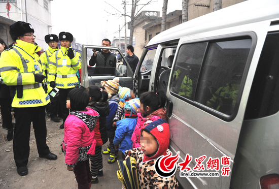 臨沂一黑校車核載7人實載11人 嚴重超載被查