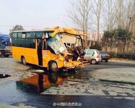 山東蘭陵一輛載33名學生校車發生事故 致1死6傷