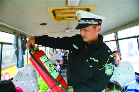 交警在三水區(qū)各主干道突擊檢查校車。 　　佛山日報記者李護(hù)彬攝