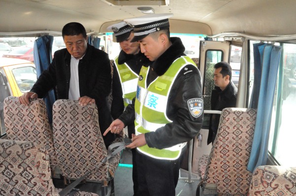 哈密市教育系統(tǒng)召開2015年校車駕駛員安全培訓(xùn)會議/