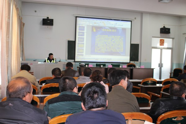 哈密市教育系統(tǒng)召開2015年校車駕駛員安全培訓(xùn)會議/