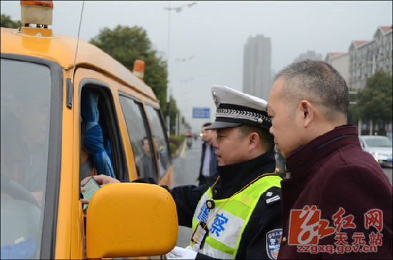 教育局協(xié)同交警督查校車(chē)
