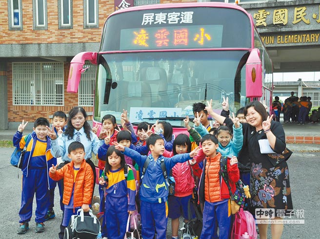 師法外國學校，凌雲國小將公車作為學童交通車。（林和生攝）