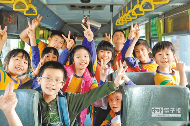 交通車替家長解決接送時的不便。搭車成了學童最期待的一刻。（林和生攝）