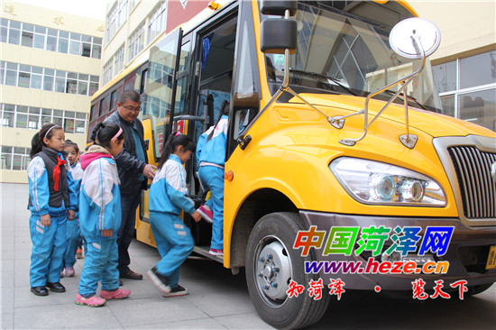 菏澤：市區(qū)首批“大鼻子”校車上路運營