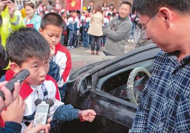 長春：校車“起火”孩子們熟練應對