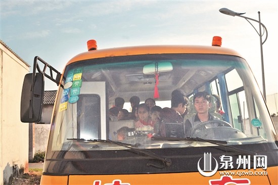 晉江：校車超載過半 民警扣車分流學(xué)生