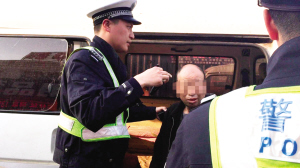 天津：私改座椅 嚴重超載：如此“黑校車”安全隱患多