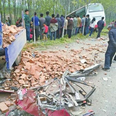 周口“兼職”校車的公交撞上了拉磚三輪車 1死24傷
