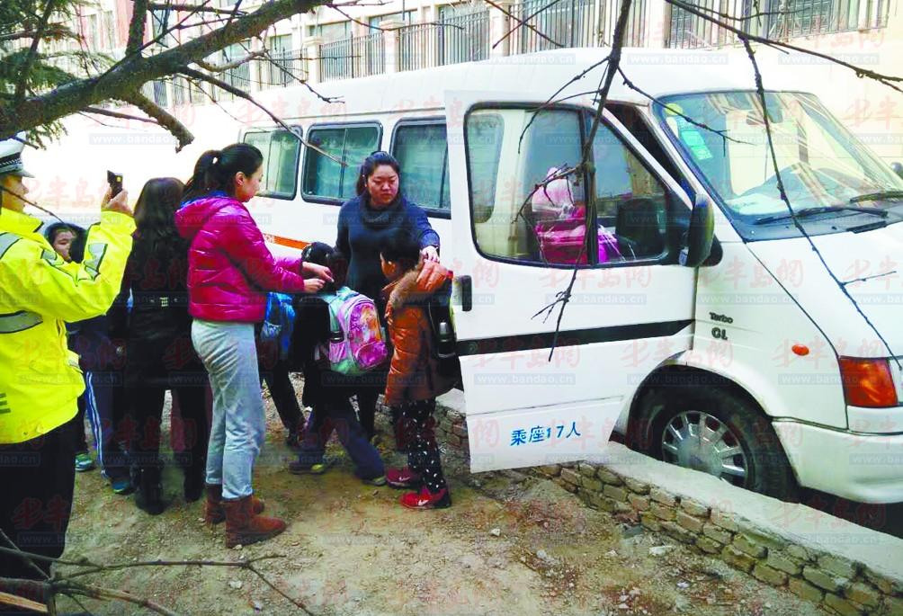 托管班竟用注銷車作校車 被李滄交警當(dāng)場查獲