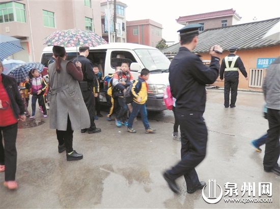 民警對“黑校車”上的學(xué)生進行分流