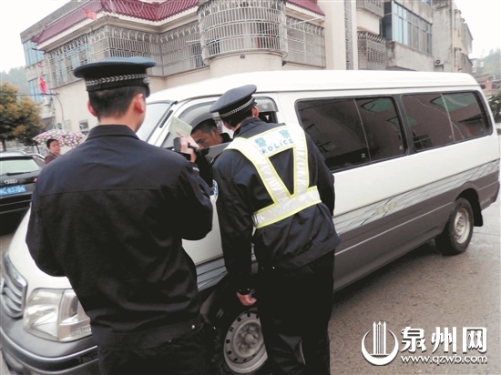 民警查處“黑校車”