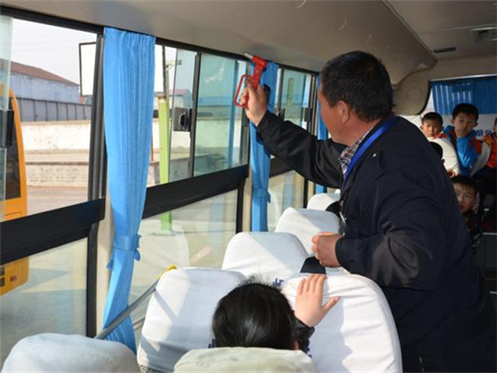山東小門家鎮中心小學開展“校車安全應急演練”活動