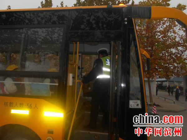 博興縣公安局交警大隊強化校車管理深入轄區學校開展安全“大檢查”活動