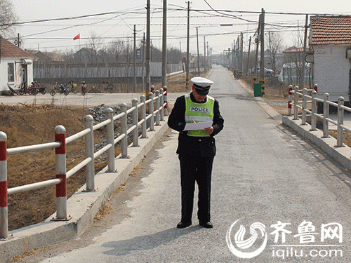 沾化交警對全區校車行駛路線展開拉網式隱患排查