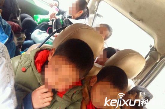 黑校車超載擠14名學生 司機涉嫌危險駕駛被刑拘