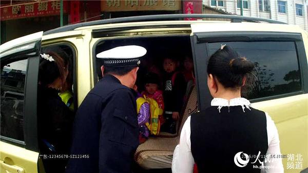 民警查處黑校車
