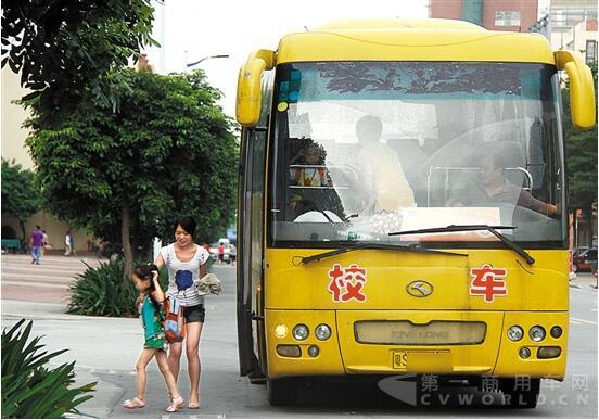 省市未有文件禁止校車跨區(qū)運營 羊城晚報記者 王俊偉 攝.jpg