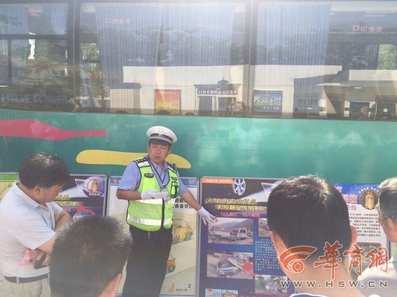 當(dāng)日上午，交斜中隊召集轄區(qū)各幼兒園負(fù)責(zé)人及校車駕駛員共40余人，參加了安全教育宣傳大會。會上，民警通過視頻介紹了黑校車存在的安全隱患，以及近年來由于交通事故引發(fā)的群死群傷事件及校車亡人事故案例。