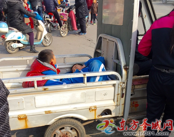 載貨電動三輪改造成校車 ，學(xué)生怎能安全?