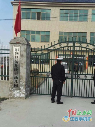 新學(xué)年伊始 江西省九江市彭澤交警嚴(yán)把校車安全關(guān)