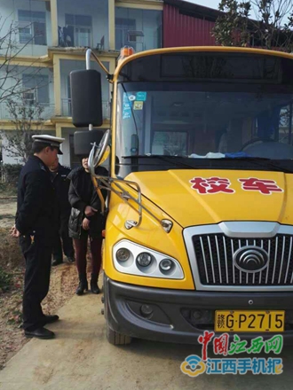 新學(xué)年伊始 江西省九江市彭澤交警嚴(yán)把校車安全關(guān)