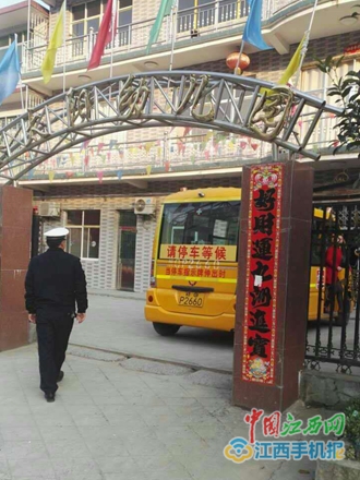 新學(xué)年伊始 江西省九江市彭澤交警嚴(yán)把校車安全關(guān)