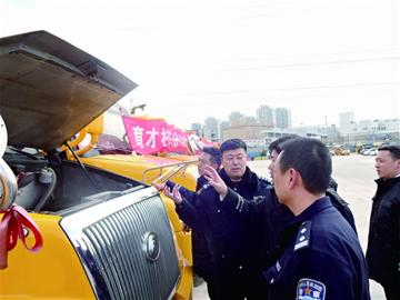 青島市市北區對“大鼻子校車”常態化監管