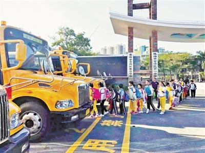 高峰專線車、租賃校車成為歷史 金灣娃坐上專用校車