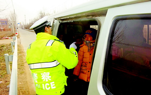 核載9人拉了14個學生 黑校車被膠州交警查獲