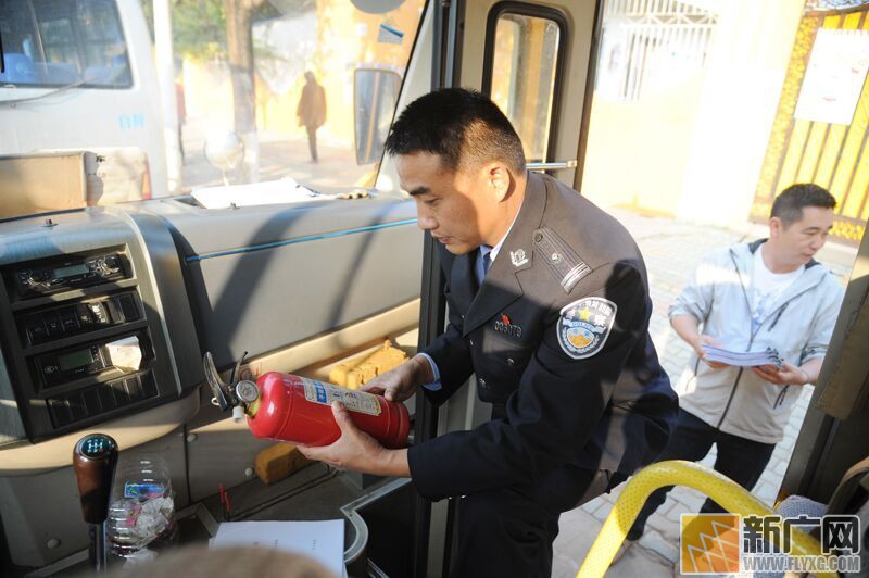 云南省開遠市交警：人車雙檢提前給校車擰緊“安全帽”