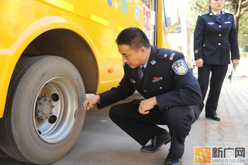 云南省開遠市交警：人車雙檢提前給校車擰緊“安全帽”