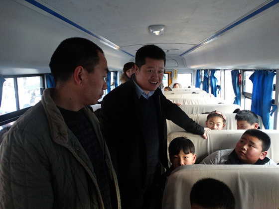 江蘇徐州豐縣教育局督查校車運行情況