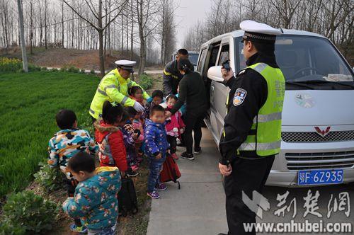 南漳一幼兒園無視校車安全 9座車塞進14個孩子