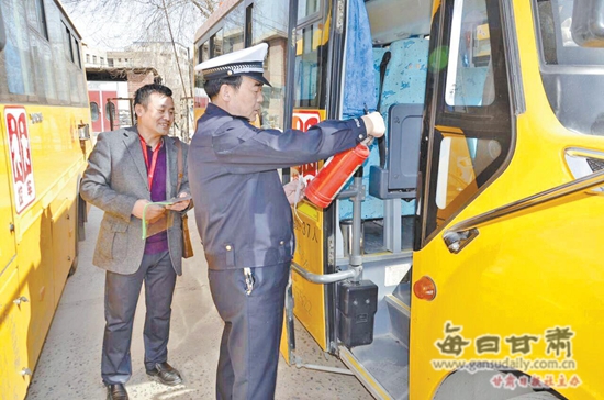 蘭州市七里河交警開展校車安全大檢查行動