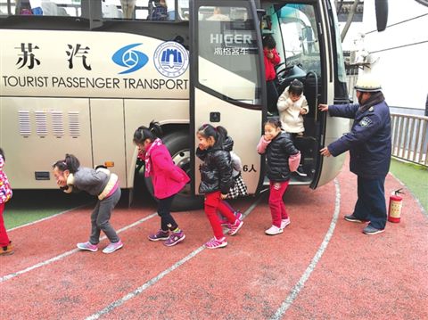 蘇州：校車安全逃生演練讓學生長見識