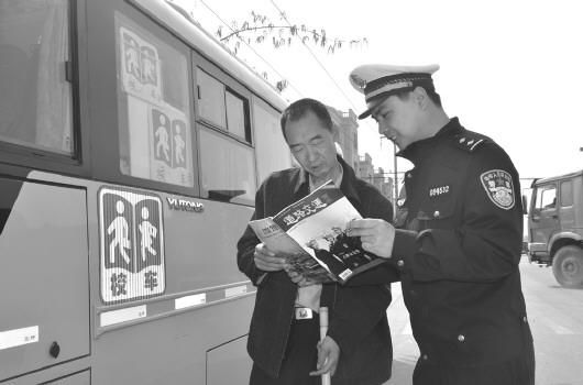 山東：臨邑校車安檢保學生出行安全