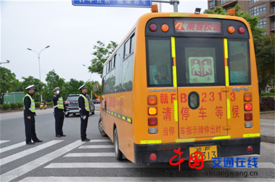 撫州交警一大隊將轄區(qū)36輛幼兒園校車實行戶籍化管理