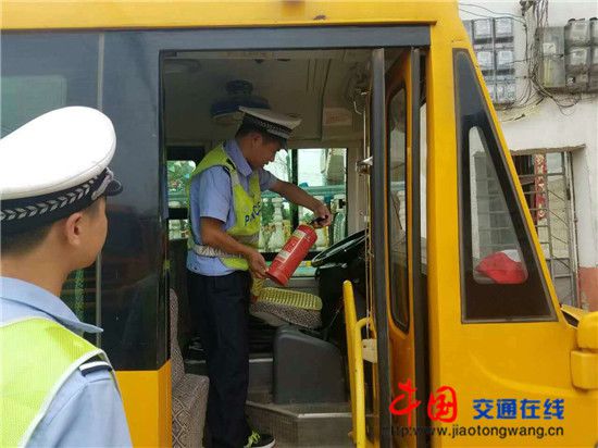 東鄉(xiāng)大隊(duì)狠抓暑期校車安全