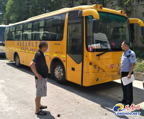 南京交警開展校車安全大排查 走進(jìn)45所學(xué)校整改隱患15處