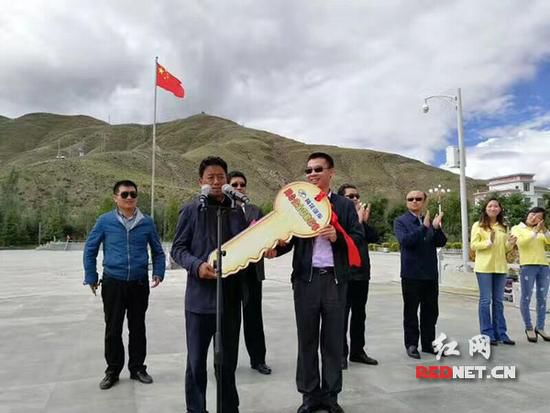 長沙愛心企業(yè)向貢嘎捐贈校車 結(jié)束當?shù)責o專用校車歷史